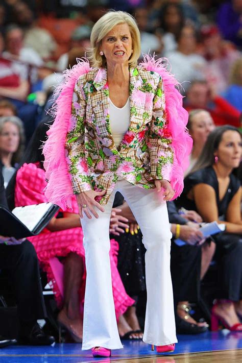 LSU Basketball Coach Kim Mulkey’s Flashy Outfits。